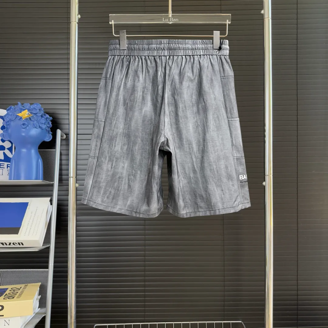 Balenciaga's three-standard complete 2026 summer New Arrival men's casual shorts, advanced custom-made Breathable fabric, Breathable fabric, extremely stretchy and comfortable, impeccable details, top-grade accessories, original logo design concept, delicate and soft feel! The upper body fit is awesome! Size: M-XXXL Please state your height and weight when ordering